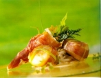 Sint-Jakobsschelpen in een kleedje van Ganda Ham met spaghetti van witlof
