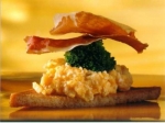 Toast met roerei, broccoli, sesamvinaigrette en gedroogde Ganda Ham