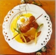 Spiesje van kreeft met groene asperges en Ganda Ham, kwarteleitjes en saffraansaus